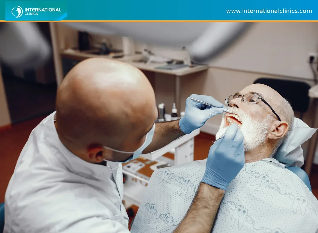 Dentiste expliquant le devis et le reste à charge dune couronne à une patiente