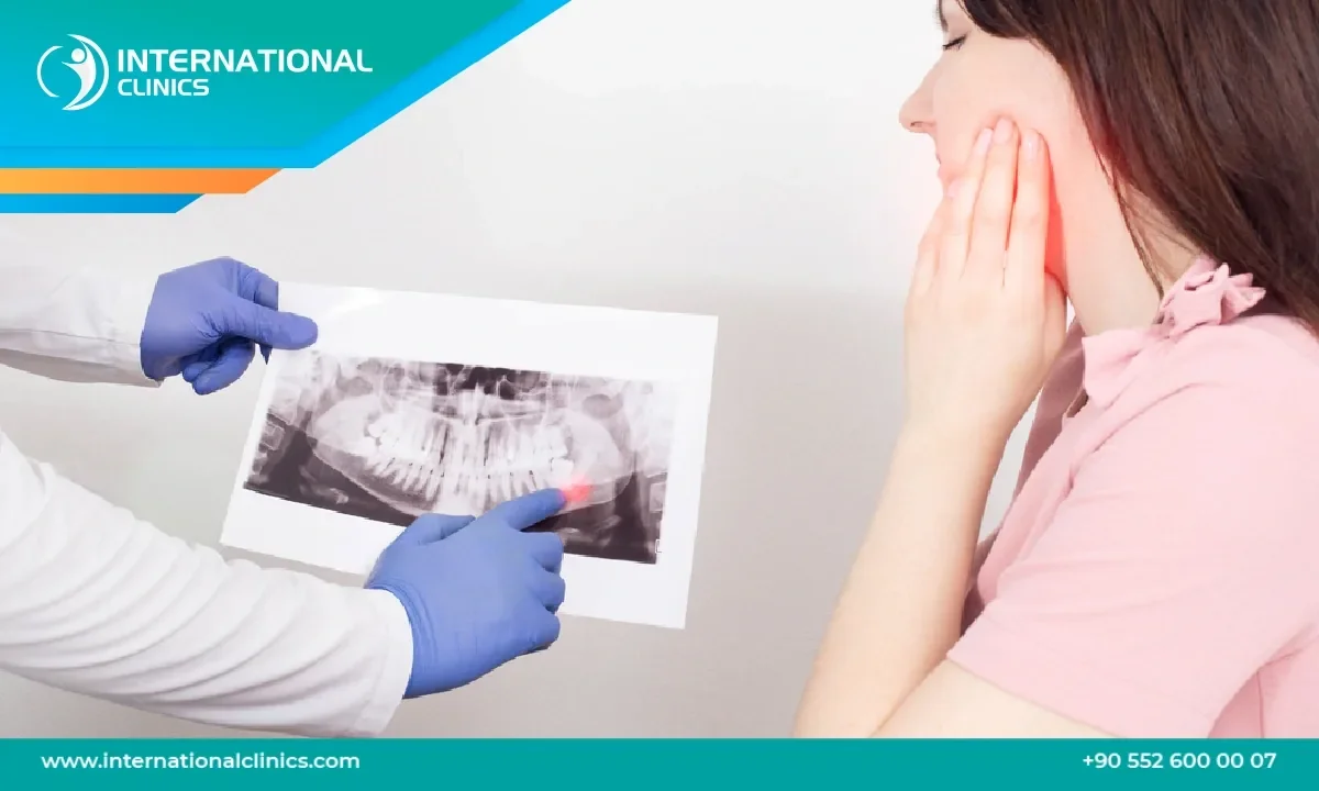 Praticien commentant une radiographie panoramique avec une patiente