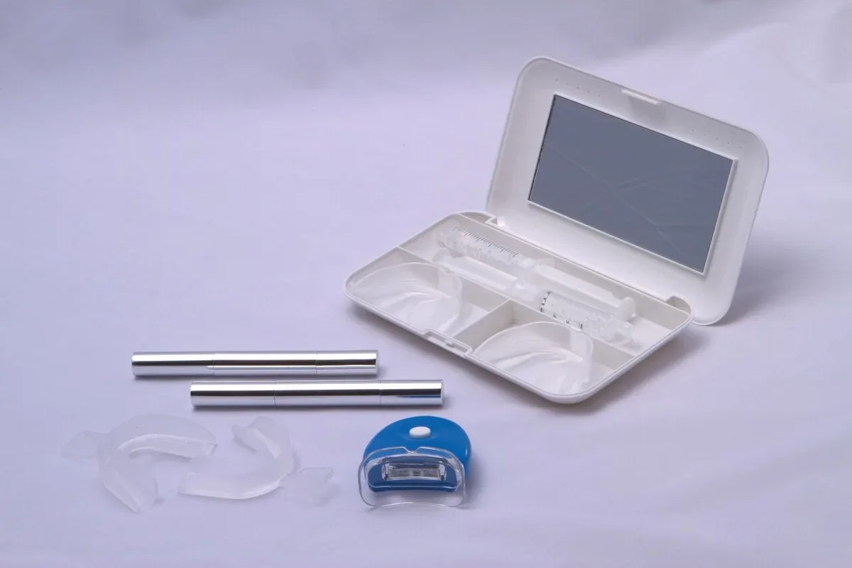 Kit de blanchiment dentaire à domicile avec gouttières transparentes, seringues de gel et lampe LED