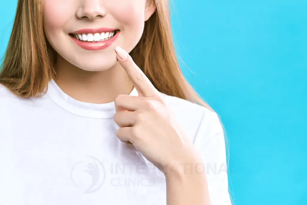 يتم اللجوء لتبييض الأسنان نتيجة تغير لون الأسنان 