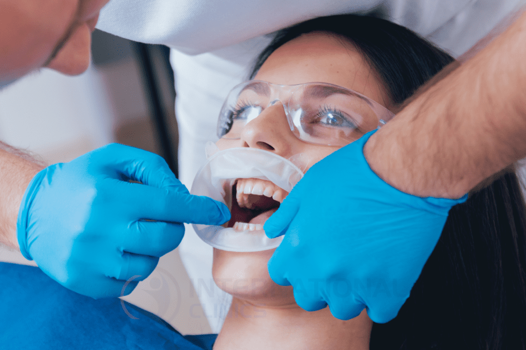 مراجعة الطبيب قبل عملية جراحة الفم والفكين