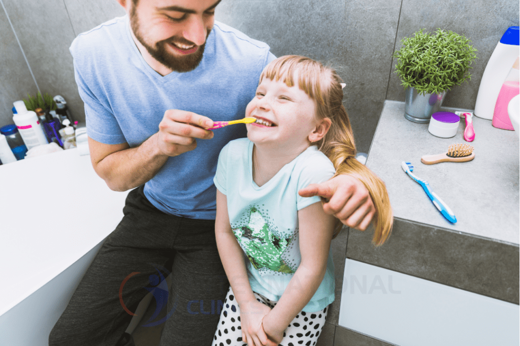 يجب على الأهل المساعدة في غسيل أسنان أبنائهم