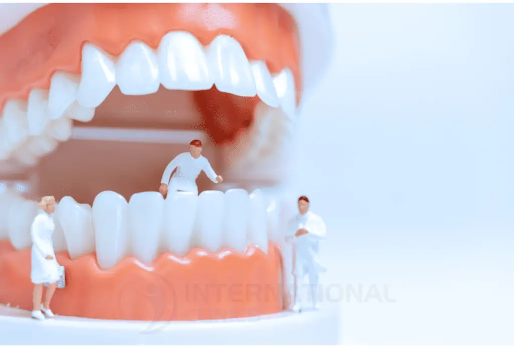 من الطرق التقليدية لإزالة اصفرار الأسنان هو التبييض